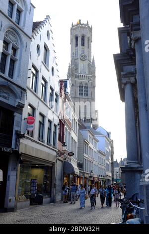 Vue sur le beffroi de la tour de Bruges depuis une rue dans le centre historique de Bruges.Flandre Occidentale.Belgique Banque D'Images