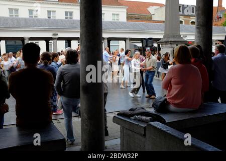 Les habitants et les touristes dansent sur le marché aux poissons Vismarkt.Bruges.Flandre Occidentale.Bruges Banque D'Images