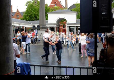 Les habitants et les touristes dansent sur le marché aux poissons Vismarkt.Bruges.Flandre Occidentale.Bruges Banque D'Images