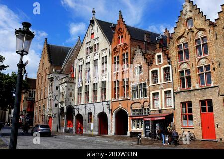 Maisons en briques gables étagées traditionnelles dans le centre historique de Bruges.Flandre Occidentale.Belgique Banque D'Images