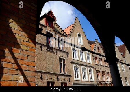 Maisons en briques gables étagées traditionnelles dans le centre historique de Bruges.Flandre Occidentale.Belgique Banque D'Images