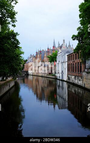 Canal de Steenbouwers dijk avec maisons en briques gables à étages historiques en arrière-plan.Bruges.Flandre Occidentale.Belgique Banque D'Images