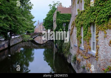 Canal de Steenbouwers dijk avec maisons en briques gables à étages historiques en arrière-plan.Bruges.Flandre Occidentale.Belgique Banque D'Images