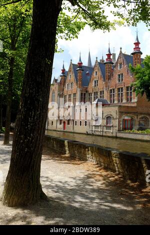 Canal de Steenbouwers dijk avec maisons en briques gables à étages historiques en arrière-plan.Bruges.Flandre Occidentale.Belgique Banque D'Images
