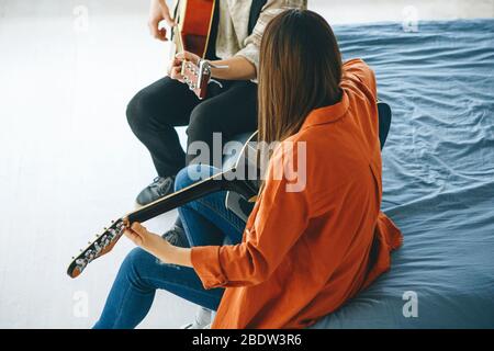 Apprendre à jouer de la guitare. Le professeur explique à l'élève les bases de la guitare. Cours individuels à domicile ou cours extrascolaires. Banque D'Images