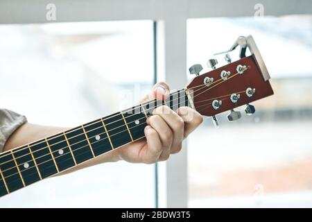 Le guitariste joue de la guitare. Ou une personne apprend à jouer de la guitare. Banque D'Images