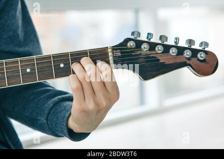 Le guitariste joue de la guitare. Ou une personne apprend à jouer de la guitare. Banque D'Images