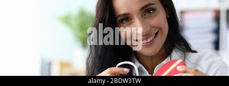 Cute woman holding gift box Banque D'Images