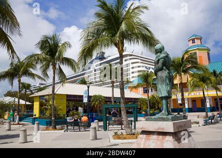 Sculpture de la femme bahaamienne sur Festival place, Nassau City, New Providence Island, Bahamas Banque D'Images