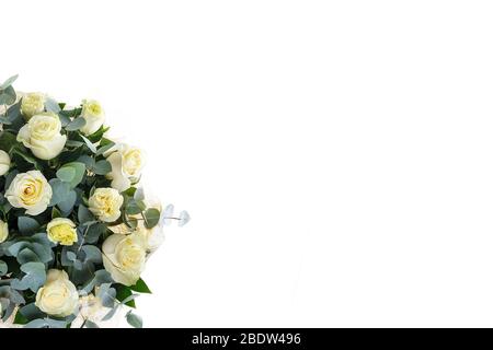 Bouquet de roses blanches, eucalyptus et Ruscus, vue d'en haut, un séjour, un cadeau pour une femme, maman, carte postale, espace libre, sur un backgrou blanc isolé Banque D'Images