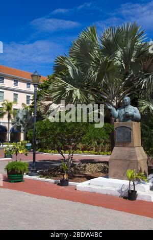 Buste de Sir Milo Boughton Butler, Rawson Square, Nassau, New Providence Island, Bahamas Banque D'Images