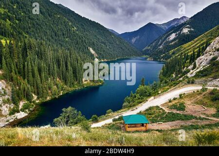 Beautiful view of resting house and mountain lake Kolsai in Kazakhstan Banque D'Images
