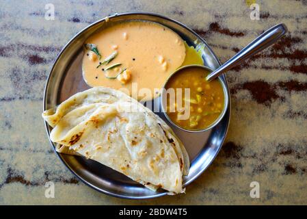 Repas bon marché et ordinaire de l'Inde dans toute l'Inde, Roti sabji Banque D'Images