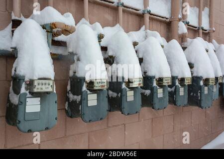 Compteurs de gaz enneigés par temps froid Banque D'Images