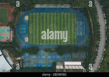 Tir aérien de drone de basket-ball et de football à l'école moyenne de Chongqing, Chine Banque D'Images