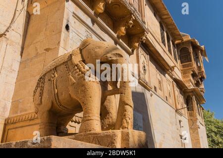 Éléphant de pierre à l'extérieur de Salim Singh Haveli Jaisalmer Rajasthan Inde Banque D'Images