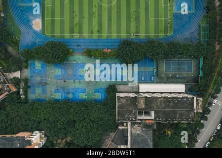 Tir aérien de drone de basket-ball et de football à l'école moyenne de Chongqing, Chine Banque D'Images