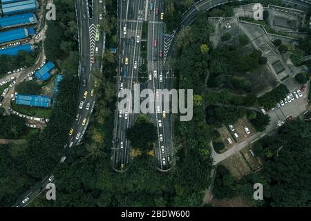 Tir de drone aérien de survol avec trafic lourd dans un climat sombre et brumeux à Chongqing, en Chine Banque D'Images