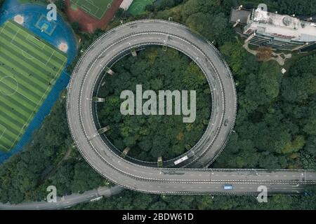 Vue aérienne aérienne aérienne d'un pont aérien à double cercle de 720 degrés dans des bâtiments résidentiels de buissons à Chongqing, dans le sud-ouest de la Chine Banque D'Images