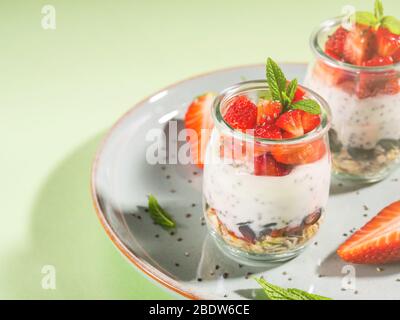 Yaourt granola parfait avec fraises sur plat Banque D'Images