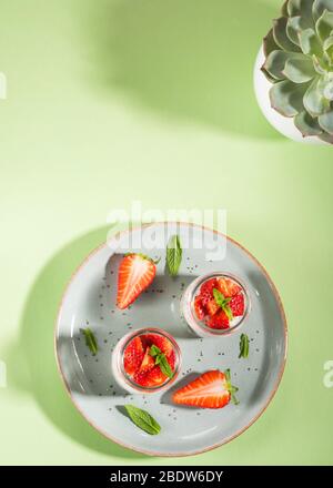 Yaourt granola parfait avec fraises sur plat Banque D'Images