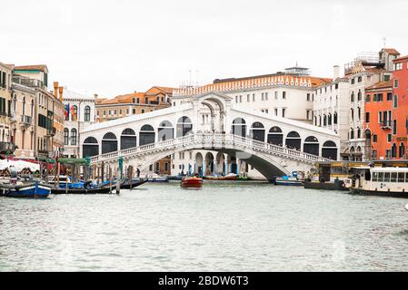 Venise. Italie - 14 mai 2019 : célèbre Grand Canal et pont du Rialto à Venise. Italie. Ciel nuageux. Banque D'Images