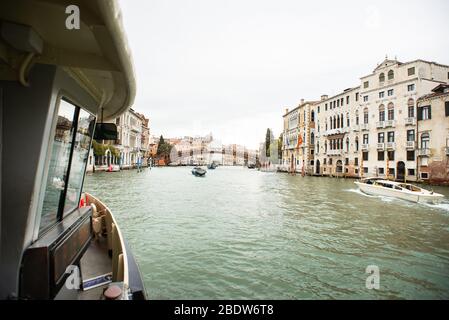 Venise, Italie - 14 mai 2019 : Grand Canal à Venise, Italie. Pont Academy. Vue depuis le vaporetto. Banque D'Images