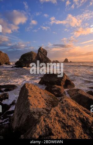 Image en couleur d'un beau coucher de soleil avec vue sur l'océan Pacifique en Californie du Nord. Banque D'Images