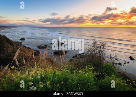 Image en couleur d'un beau coucher de soleil avec vue sur l'océan Pacifique en Californie du Nord. Banque D'Images
