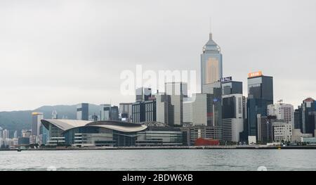 Vue sur le quartier WAN Chai depuis le port de Victoria à Hong Kong. Banque D'Images