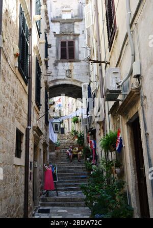 Marcher dans les rues étroites de la vieille ville de Dubrovnik, Croatie. Banque D'Images