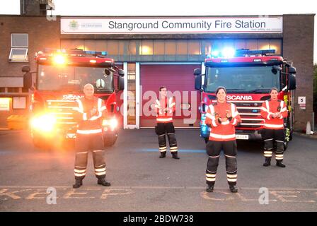 Journée de Seventeen de Lockdown à Peterborough. Black Watch de la station de tir Stanground de Peterborough montrent leur soutien pendant le Clap pour nos soignants, applaudissant les médecins, infirmières et autres travailleurs de la santé du NHS. C'est le troisième Clap pour nos soignants, car des centaines de milliers de personnes du Royaume-Uni se sont jointes à la rencontre pour montrer leur appréciation. Le pays est en verrouillage en raison de la pandémie de Coronavirus COVID-19. Les gens ne sont pas autorisés à quitter la maison sauf pour les achats de nourriture, les soins médicaux, l'exercice - une fois par jour, et le travail essentiel. COVID-19 verrouillage du Coronavirus, Peterborough, Cambridge Banque D'Images