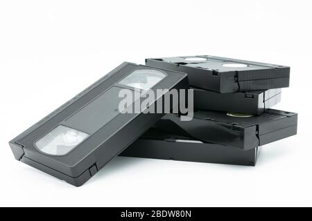 Pile de cassettes vidéo VHS isolée sur fond blanc. Banque D'Images