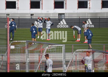 Munich, Allemagne. 9 avril 2020. bonjour: Thomas MUELLER (MULLER, FC Bayern Munich), boire à partir de bouteilles. Jerome BOATENG (FC Bayern Munich). Hans Dieter Flick (Hansi, entraîneur FC Bayern Munich) FC Bayern Munich formation en petit groupe à la pandémie de coronavirus. Formation sur Saebener Strasse. Football 1. Bundesliga, saison 2019/2020, le 9 avril 2020 | usage international crédit: dpa/Alay Live News Banque D'Images