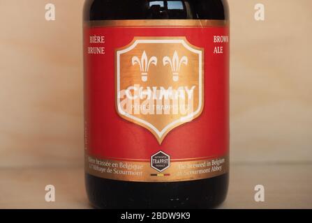 CHIMAY, BELGIQUE - VERS AVRIL 2020: Bouteille de bière rouge Chimay Banque D'Images