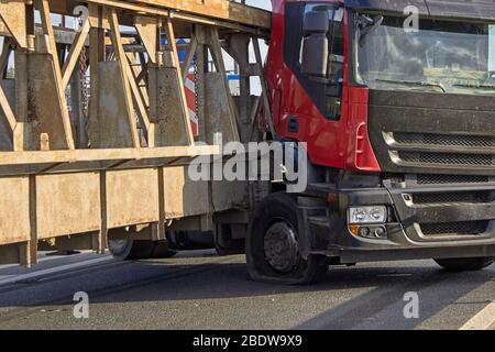 une roue de camion explose a causé un accident sur la route. Banque D'Images