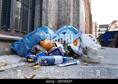 Munich. 5 avril 2020. La vie publique en temps de pandémie de coronavirus le 5 avril 2020 à Munich. Passerelle beurrée. Un sac de ordures bleu déchiré se trouve sur le trottoir, les déchets d'emballage et les restes sont couchés autour. Déchets, déchets, déchets environnementaux, saletés, ordures. Restrictions de sortie, verrouillage de contact. | utilisation dans le monde crédit: dpa/Alay Live News Banque D'Images