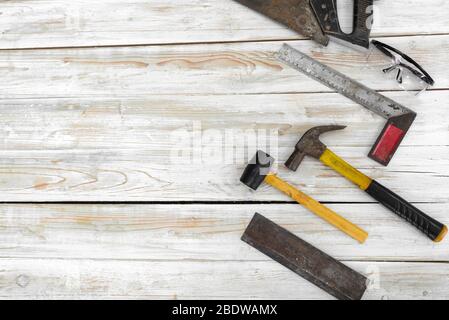 L'équipement pour le travail du bois est bien organisé sur le plancher de bois. Commandé comme suit, scie à main, lunettes Dustproof, carré machiniste, marteau, maillet Banque D'Images