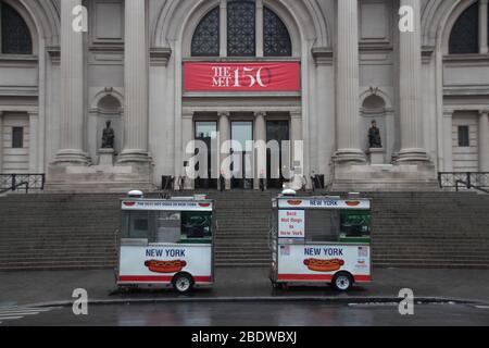 New York, États-Unis. 9 avril 2020. Devant l'entrée du Metropolitan Museum, la rue est vide. Le musée, qui est actuellement fermé en raison de la pandémie de Corona, rouvrira probablement en été au plus tôt, selon le directeur Hollein. "Nous supposons actuellement que nous ne nous ouvrirons probablement pas avant juillet", a-t-il déclaré à l'Agence de presse allemande (dpa). Crédit: Christina Horsten/dpa/Alay Live News Banque D'Images