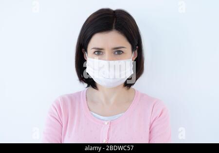 Portrait de la femme portant un masque médical Banque D'Images