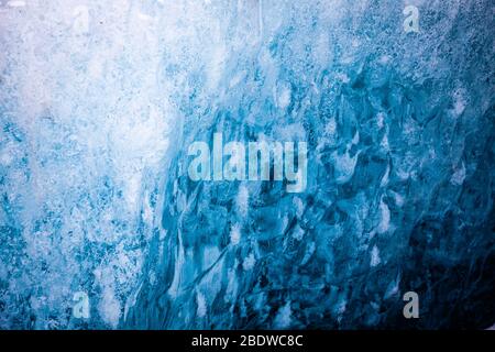 Gros plan sur la glace bleue du glacier Svinafellsjokull un glacier de sortie de Vatnajokull, en Islande du Sud Banque D'Images
