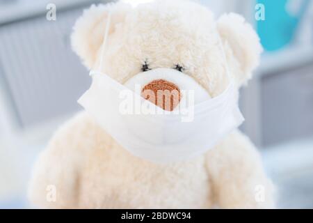 Masque médical sur ours en peluche Banque D'Images