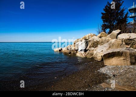 Bleu clair Rocky Boulder point Pelée Conseil paysage Banque D'Images