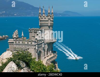 Le Swallow's Nest un château décoratif situé à Gaspra, péninsule de Crimée. Le palais néo-gothique est situé contre la mer bleue. Banque D'Images