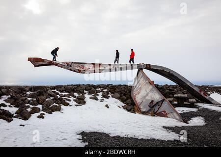 Monument du pont Skeiðará dans le sud-est de l'Islande montrant les restes d'un pont détruit par les inondations glaciaires en 1996 Banque D'Images