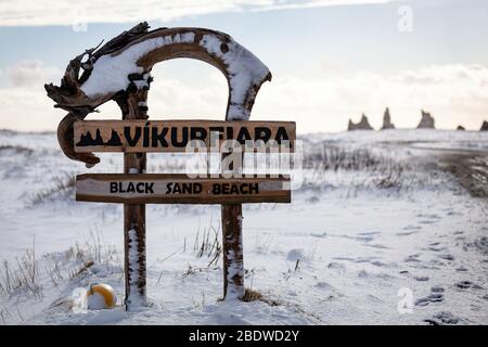 La plage de sable noir de Vikurfiara avec des piles de basalte de Reynisdrangar se trouve à Vík í Mýrdal, sur la côte sud de l'Islande Banque D'Images