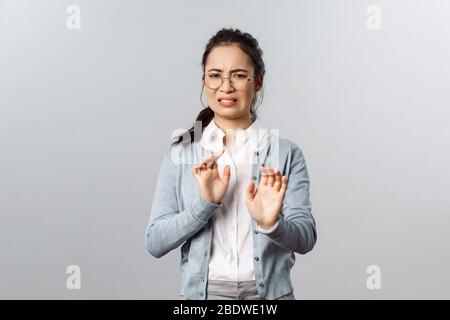 Les gens, les émotions et le concept de style de vie. Un dégoûtant de la couture m'a éloigné de mon visage. Portrait de la femme asiatique réticente et dégoûtée, en arrière, en évitant Banque D'Images