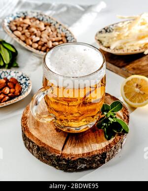 tasse à bière sur la table   Banque D'Images