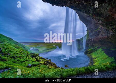 Coucher de soleil depuis le sentier derrière la chute d'eau de Seljalandsfoss, région du Sud, Islande Banque D'Images