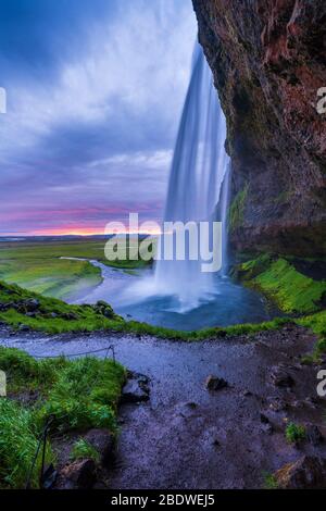 Coucher de soleil depuis le sentier derrière la chute d'eau de Seljalandsfoss, région du Sud, Islande Banque D'Images